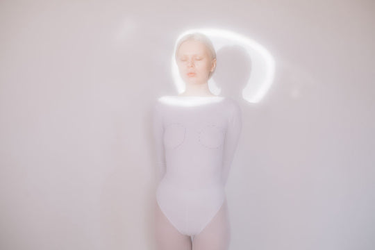 What Aura Readings Are, What They Mean &amp; How They Help