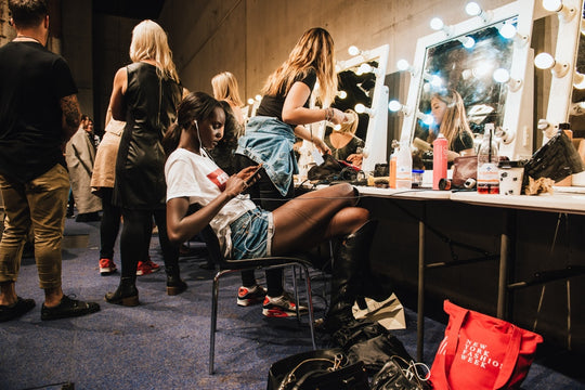 The Makeup Mirrors That Makeup Artists &amp; Beauty Pros Swear By